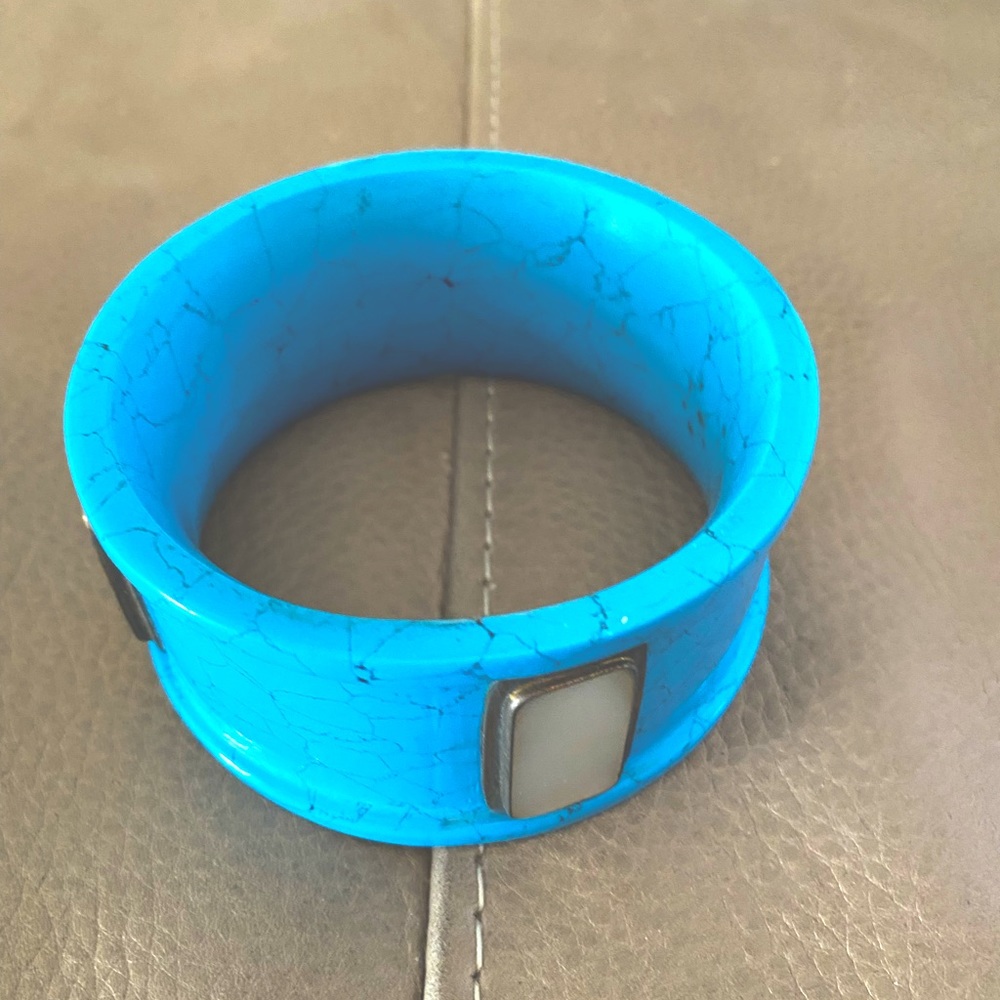 Ishyara blue bracelet with mother of pearl